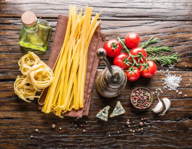 Domates, spagetti makarna ve baharatlar.