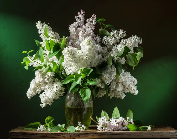 Bouquet de lilas sur la table en bois . — Photo