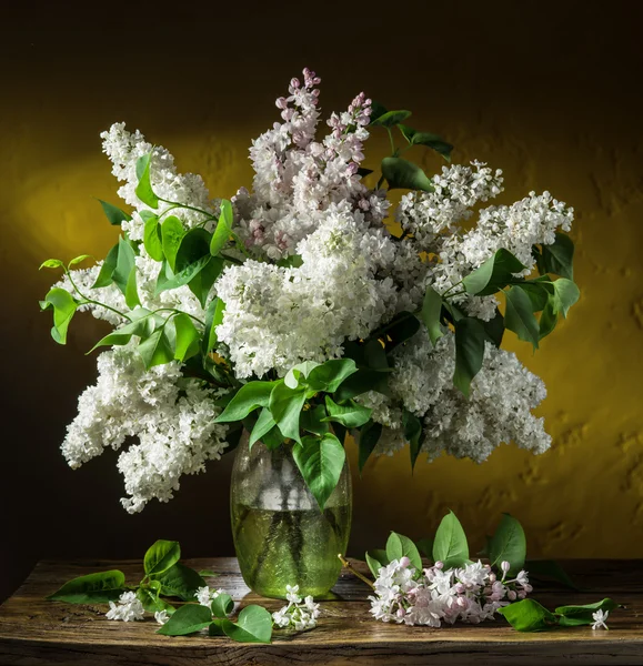 Buquê de lilás na mesa de madeira . — Fotografia de Stock