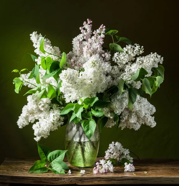 Fialová kytice na dřevěný stůl. — Stock fotografie