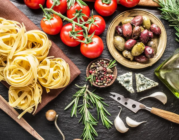 Tomates, massas de esparguete e especiarias . — Fotografia de Stock