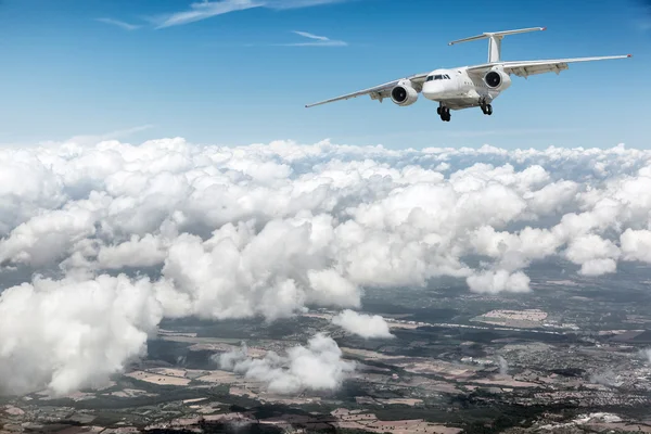 구름 위에 비행기. — 스톡 사진