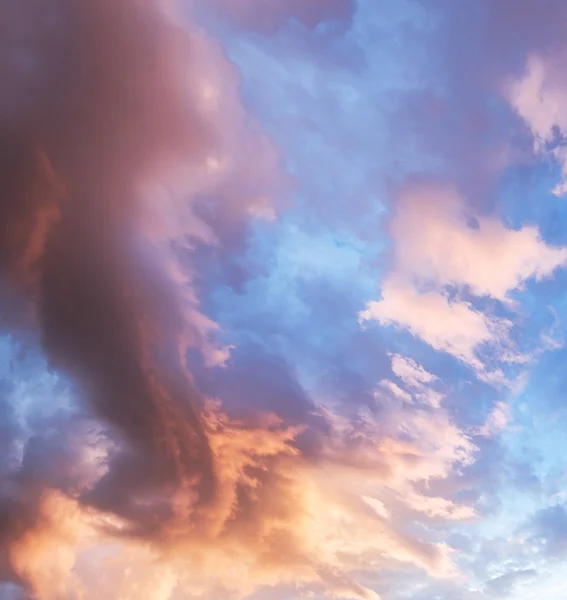 Kleurrijke bewolkte hemel. — Stockfoto