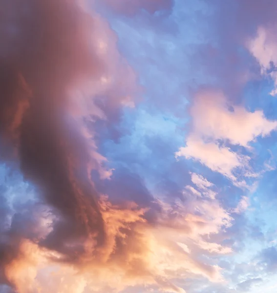 Cielo nublado de colores . —  Fotos de Stock