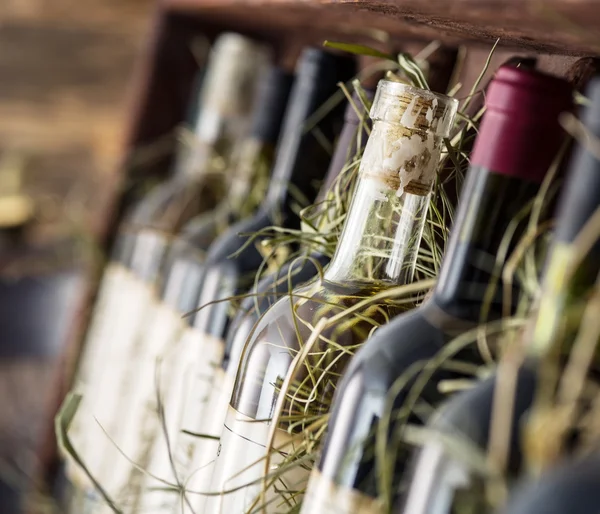 Glasflaskor för vin på en trähylla. — Stockfoto