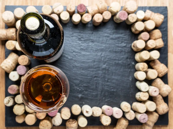 Wine corks arranged as frame on the graphite board. — Stock Photo, Image