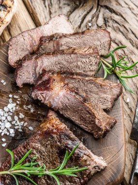 Baharat ahşap tepsi ile antrikot biftek.