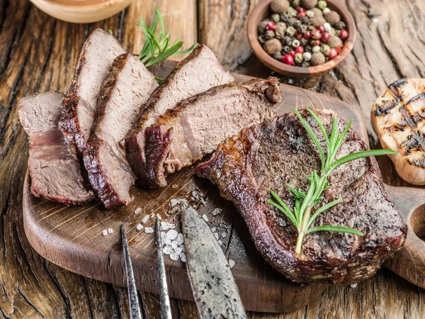 Bife Ribeye com especiarias na bandeja de madeira . — Fotografia de Stock