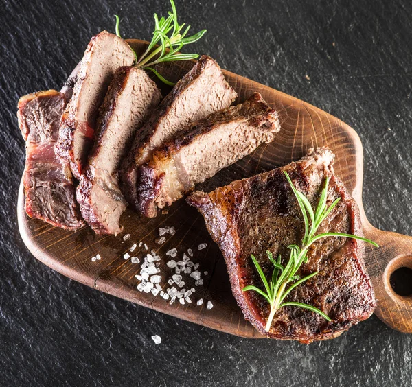 Goed gedaan biefstuk Ribeye. — Stockfoto