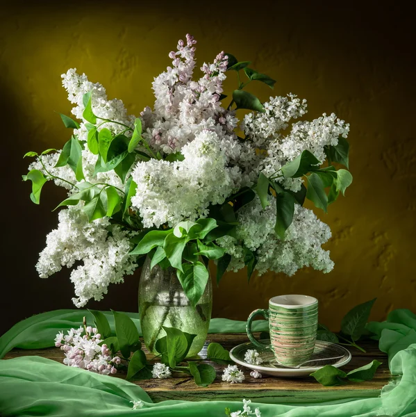 Bouquet de lilas sur la table en bois . — Photo