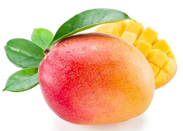 Κύβους μάνγκο και φρούτα μάνγκο. Απομονωθεί σε λευκό φόντο. — Φωτογραφία Αρχείου
