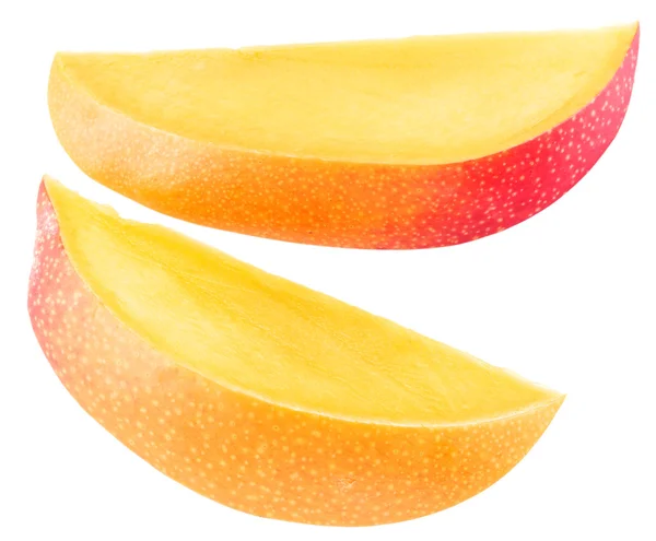 Plasterki owoce mango na biały. Plik zawiera ścieżki przycinające. — Zdjęcie stockowe