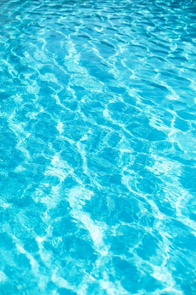 Ondulações na água na piscina . — Fotografia de Stock