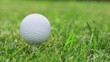 Geçerli çimenlerin üzerinde golf topu bir darbe olduğunu.