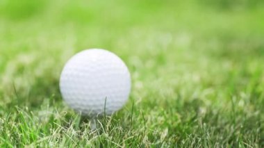 Geçerli çimenlerin üzerinde golf topu bir darbe olduğunu.