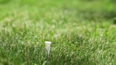 Bir golf topu ve grevler koyarak golfçü. Golf topu kapatın.