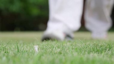 Bir golf topu ve grevler koyarak golfçü. Golf topu kapatın.