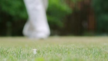 Bir golf topu ve grevler koyarak golfçü. Golf topu kapatın.