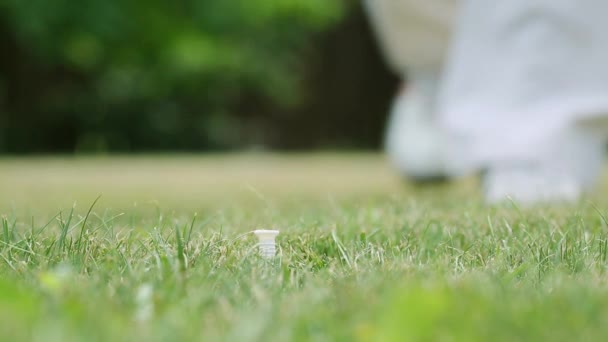 Golfista colocando uma bola de golfe e greves. Fechar a bola de golfe . — Vídeo de Stock