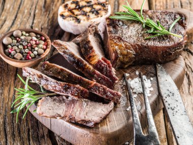 Baharat ahşap tepsi ile antrikot biftek.