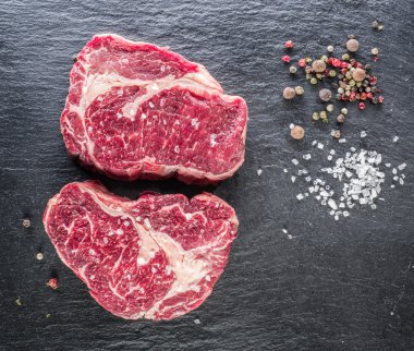 Siyah arka plan üzerine baharat ile kaburga eti. 