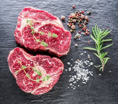 Kaburga biftek siyah arka plan üzerine baharat ile. 