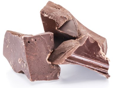 Çikolata blokları ve beyaz izole çikolata parçaları