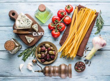 Domates, spagetti makarna ve baharatlar.