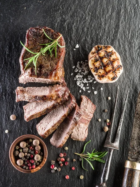 Propečený steak Ribeye. — Stock fotografie