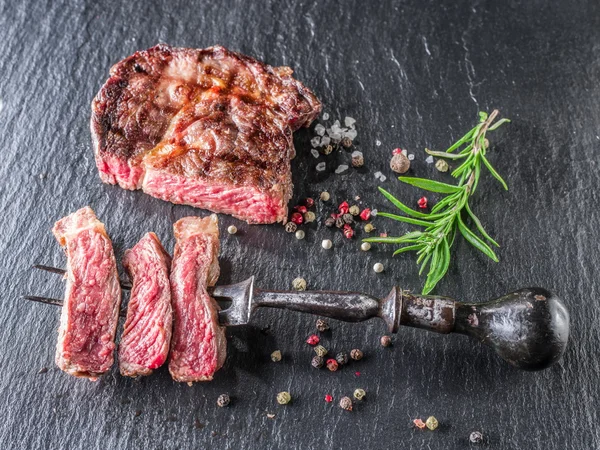 Filete de Ribeye medio . —  Fotos de Stock