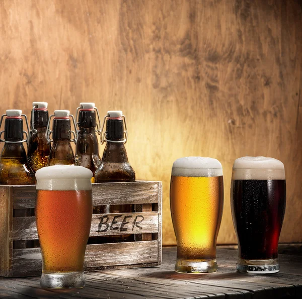 Elaboración de cerveza en botellas y vasos . — Foto de Stock