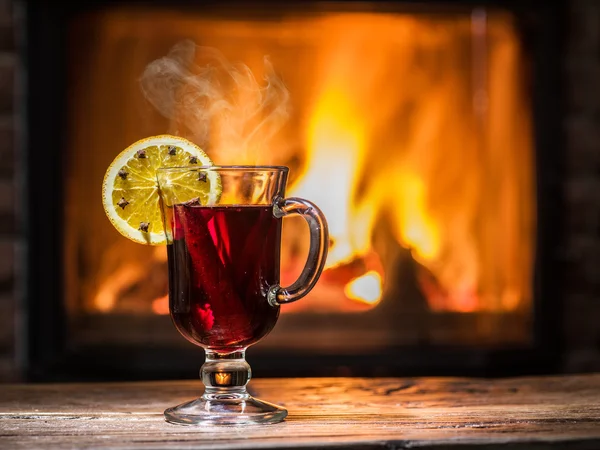 Vin chaud chaud chaud avec tranche d'orange, clous de girofle et bâton de cannelle . — Photo