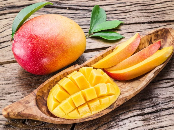 Ahşap kase mango meyve parçaları. — Stok fotoğraf