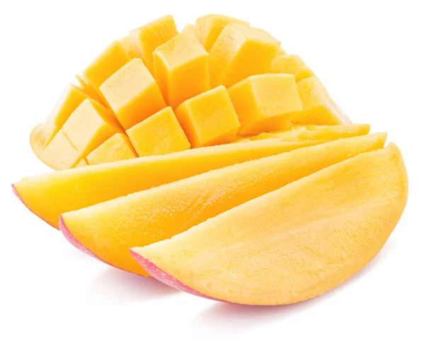 Mango kubussen en segmenten. Geïsoleerd op een witte achtergrond. — Stockfoto