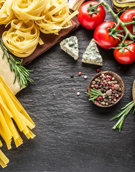 Pomodori, spaghetti e spezie . — Foto Stock