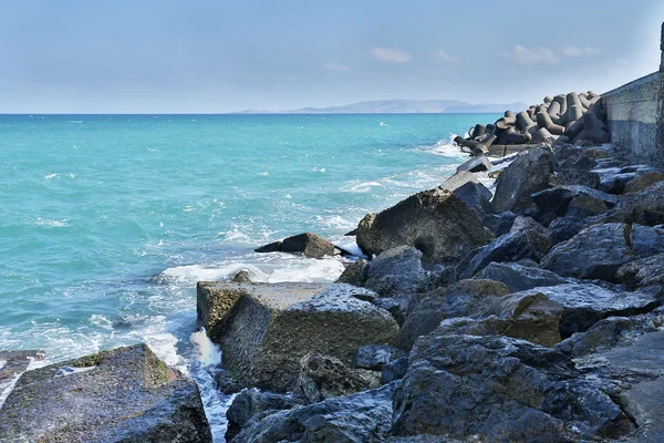 Μεγάλες πέτρες δίπλα στην θάλασσα. — Φωτογραφία Αρχείου