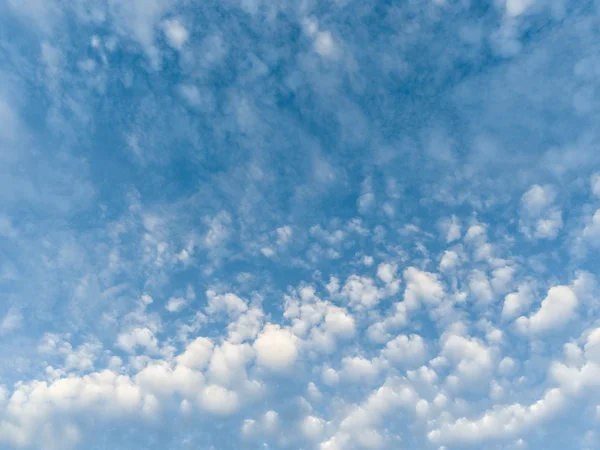 Heap wolken in de blauwe hemel. — Stockfoto
