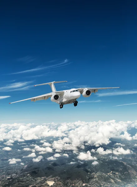 구름 위에 비행기. — 스톡 사진