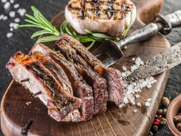 Steak bien cuit Ribeye . — Photo
