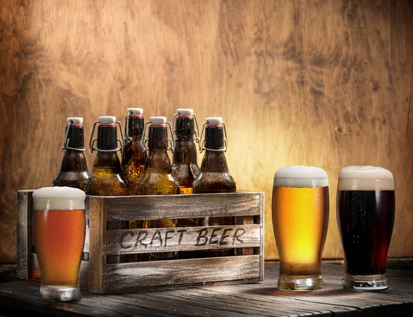 Crafting bier in flessen en glazen. — Stockfoto