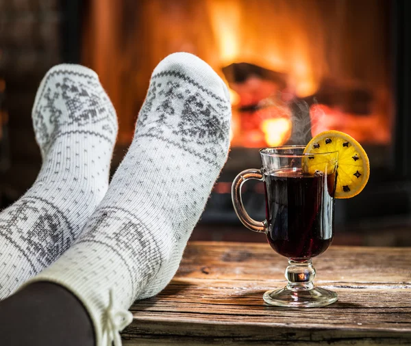 Oteplování a relaxaci u krbu se šálkem svařeného vína. — Stock fotografie