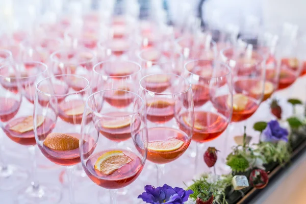 Des verres de vin. Service de banquet . — Photo