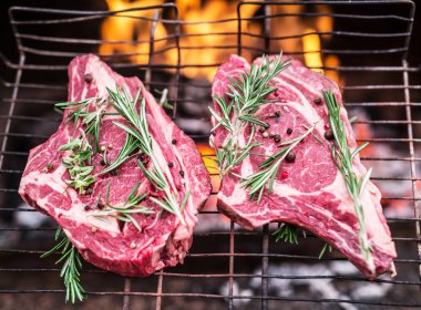 Kaburga biftek ve yanan ateşi arkalarındaki ile ızgara. 