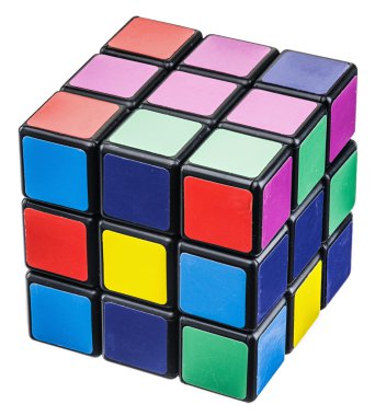 Beyaz bir arka plan üzerinde Rubik küpü.