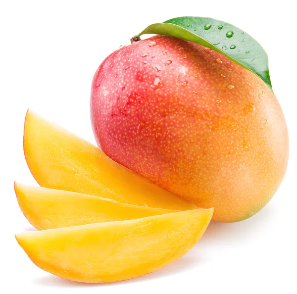 Манго фрукты и манго ломтики. Изолированный на белом фоне. — стоковое фото