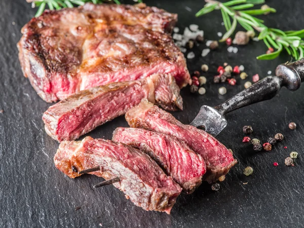 Střední Ribeye steak. — Stock fotografie