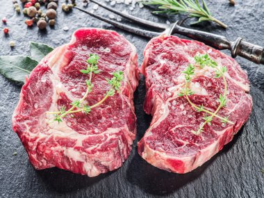 Kaburga biftek siyah arka plan üzerine baharat ile. 