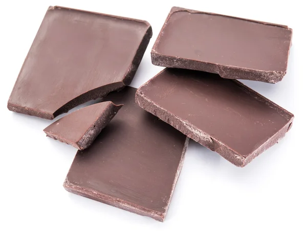 Pedazos de barra de chocolate aislados sobre un fondo blanco. — Foto de Stock