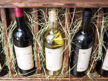 Ahşap raf şarap şişeleri.