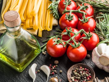 Domates, spagetti makarna ve baharatlar.